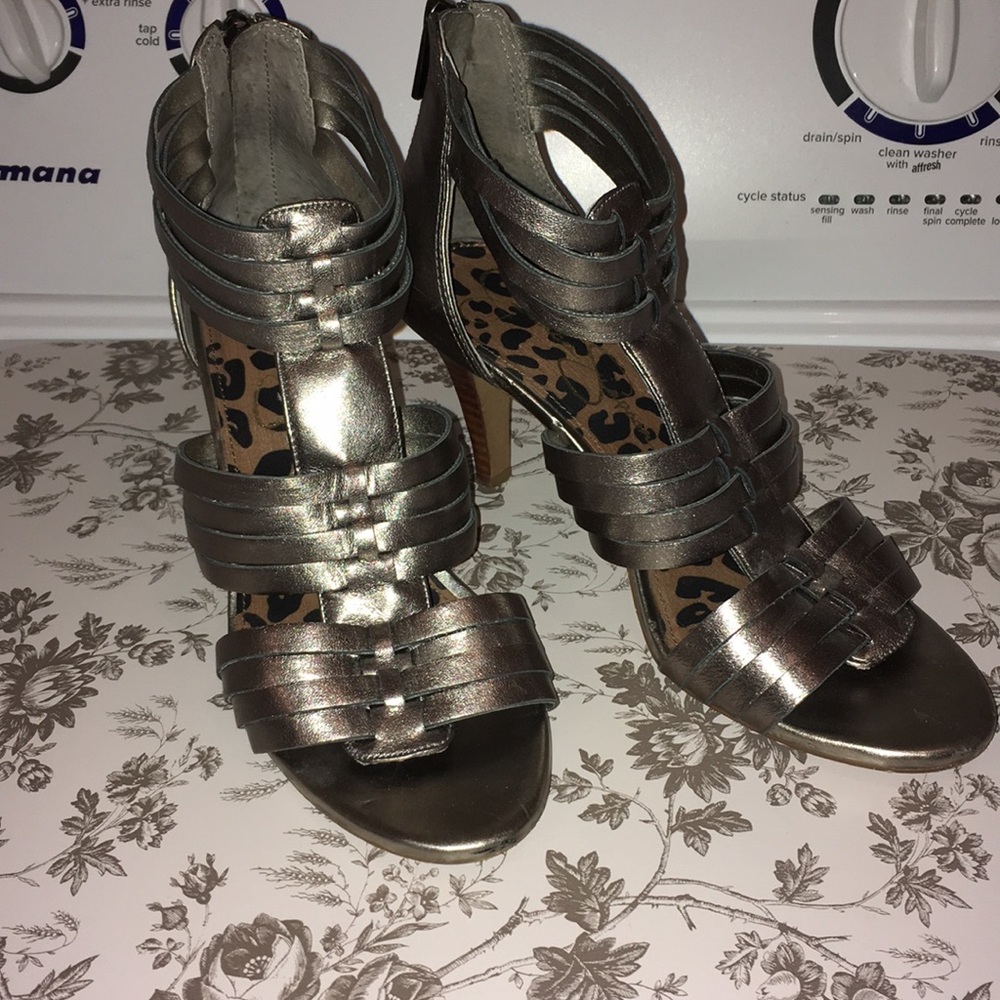 JESSICA SIMPSON STRAPPY ZIP BACK HEELS
